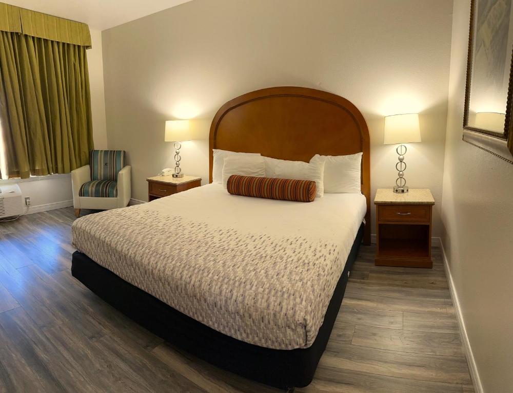 King Room - Non-Smoking interior